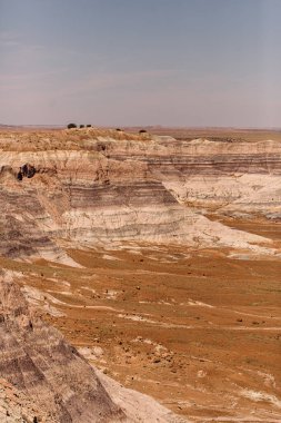 Arizona renkli çöl manzarası aşınmış tepelerle