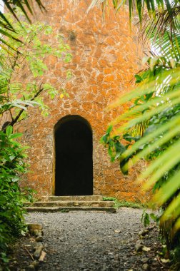 Taş kule girişi El Yunque, Porto Riko 'da ormanla çevrili.