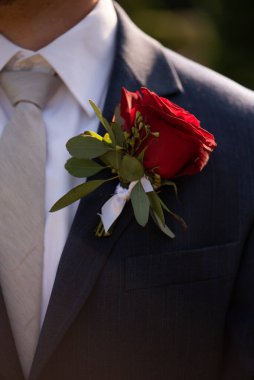 Klasik düğün damadının çiçek yakası.
