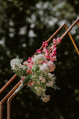 İpek çiçekli yaz düğünü kemeri