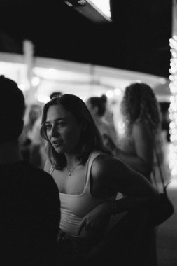 Gece barındaki bir partide neşeli insanlar