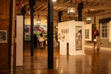 Bir sanatçı çalışır ve uzayı gösterir