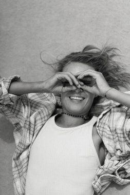 Kumsalda kumsalda yatan genç bir kadın.