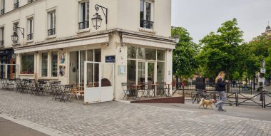 Sabahları Paris Kafe 'nin önünden geçen bir kadın.