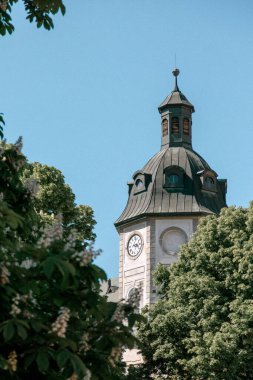 Eski saat kulesi yaz açık yeşil ağaçlar mavi gökyüzü