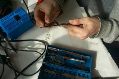 Elinde bir parça olan kuyumcu.