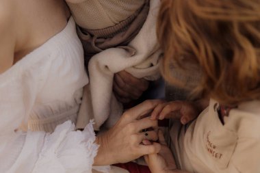 El ele tutuşan bir çift, siyah mücevher yüzük takan bir kadın.