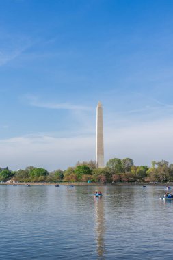 Göldeki Washington Anıtı ve Kürek Tekneleri