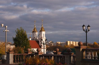 Dramatik gökyüzü altında altın kubbeleri olan Ortodoks Kilisesi