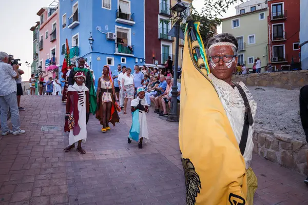 Villajoyosa siyahlarının standart taşıyıcısı.