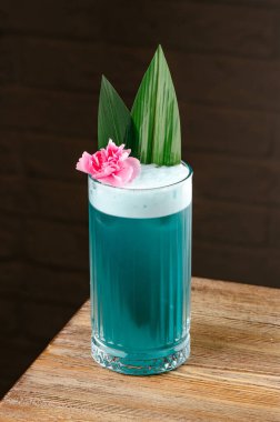 Ahşap masada mavi Hawaii kokteyli.