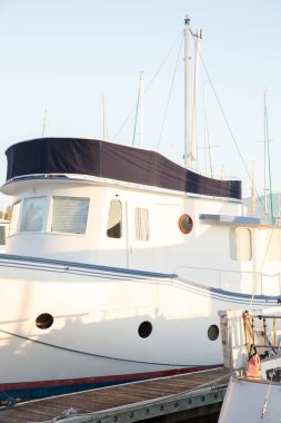 Körfezdeki rıhtım teknesi