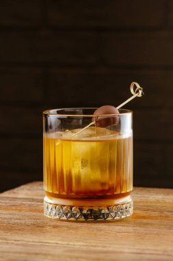 Tahta masada eski moda bir kokteyl.