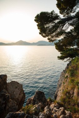 Rocky Cliff ile Huzurlu Sahil Günbatımı