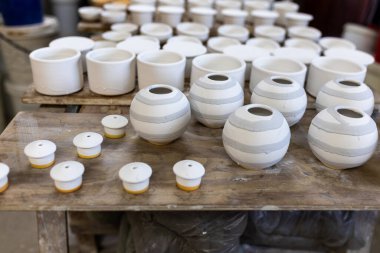 Seramik ve Çömlek Stüdyosu Sanatçısı