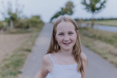 Hayalci Yaz Yürüyüşü Tarlalarda, yumuşak odaklanma