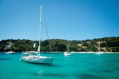 Turkuaz Körfezi 'nde demirli yelkenliler.