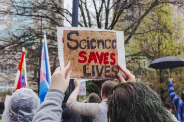 Bilim, protesto mitinginde bekletilen hayat kurtardı