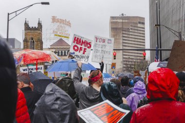 Kolomb Gazete binasının önündeki kalabalıklar yağmurda protesto ediyor