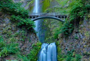 Multnomah Şelalesindeki Benson Köprüsü