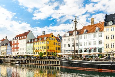 Nyhavn rıhtımında tekne ve hareketlilik var.