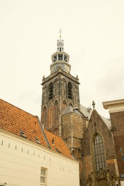 Martini kilise kulesi geleneksel Hollanda binalarının üzerinde yükseliyor