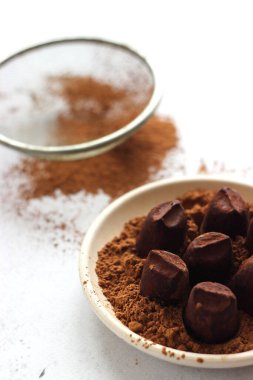 Yer mantarı şekerlemeleri gri bir masada bir tabakta yatıyor.