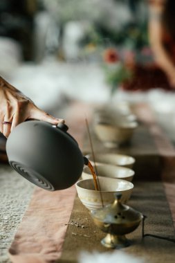 Ritüel sırasında zarif çay dökme. Seramik Çay fincanları ve Tütsü