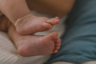Yeni doğan bebeğin ayaklarına yakın çekim