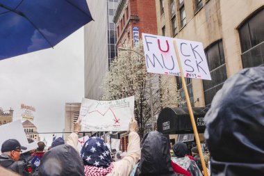 Kalabalık Trump hükümetine karşı yağmurda yürüyor
