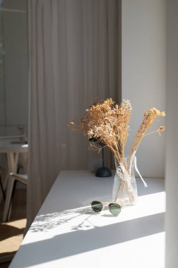 Kurumuş Çiçekler ve Güneş Gözlükleriyle Minimalist İçişleri