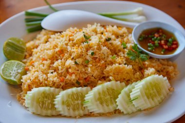 Dilimlenmiş salatalıklı Tayland usulü kızarmış pilav.