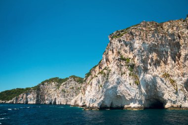 Berrak Mavi Suları olan Rocky Sahili