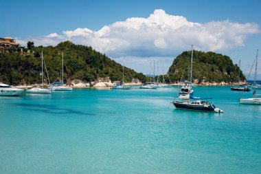 Yelkenli ve Turkuaz Suları ile Serene Sahil Sahnesi