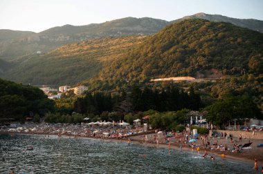 Lush Hills ve Clear Sea ile Manzaralı Plaj