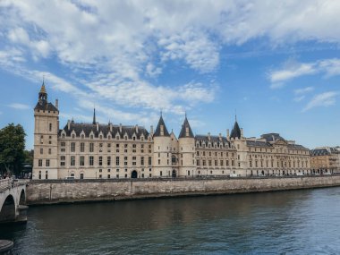 Paris, Fransa 'daki Seine nehrinin kıyısındaki Conciergerie Kalesi.