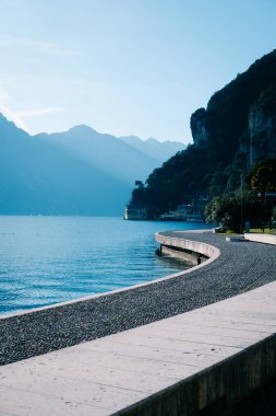 Gezinti güvertesiyle Garda Gölü Dağı Manzarası