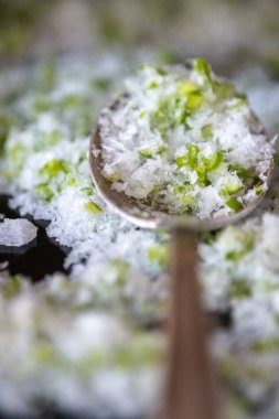 Sarımsak kepçesinin dikey yaklaşım kaşıkta tuzlama