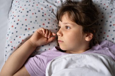 Çocuk uyanıyor. Sabah rutini.