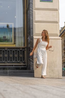 Kadın mimari yapıda poz veriyor