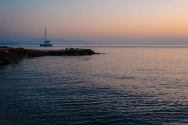 Sakin Deniz Üzerinde Günbatımı Yelkenliyle