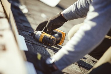 Matkabın yakın çekimi çatıda, çatı ustasının yanında.