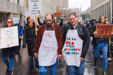 Hükümeti protesto etmek için yağmur altında bir kalabalık toplandı