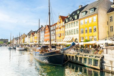 Nyhavn 'ın teknelerinin ve tarihi cephelerinin büyüleyici görüntüsü.