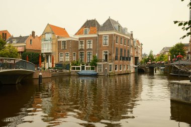 Geleneksel Hollandalı evleri yansıtan pitoresk kanal