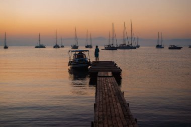 Yelkenli ve İskeledeki Huzurlu Günbatımı