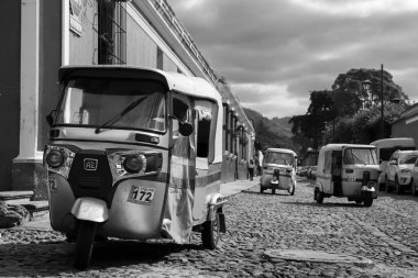 Antigua 'da bir sokakta Tuc Tuc taksileri