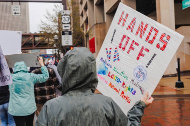 Mitingde yüzü olmayan kişi 