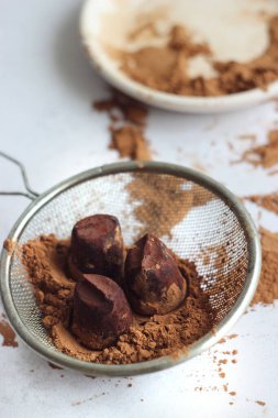 Yer mantarı şekerlemeleri gri bir masada elek üzerinde yatar.