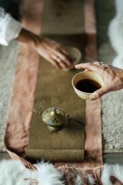 Elleri Çayı Paylaşan. Özel ve Kutsal Çay Seremonisi